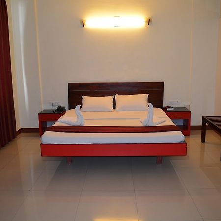 Hotel Blue Hills International Уті Екстер'єр фото