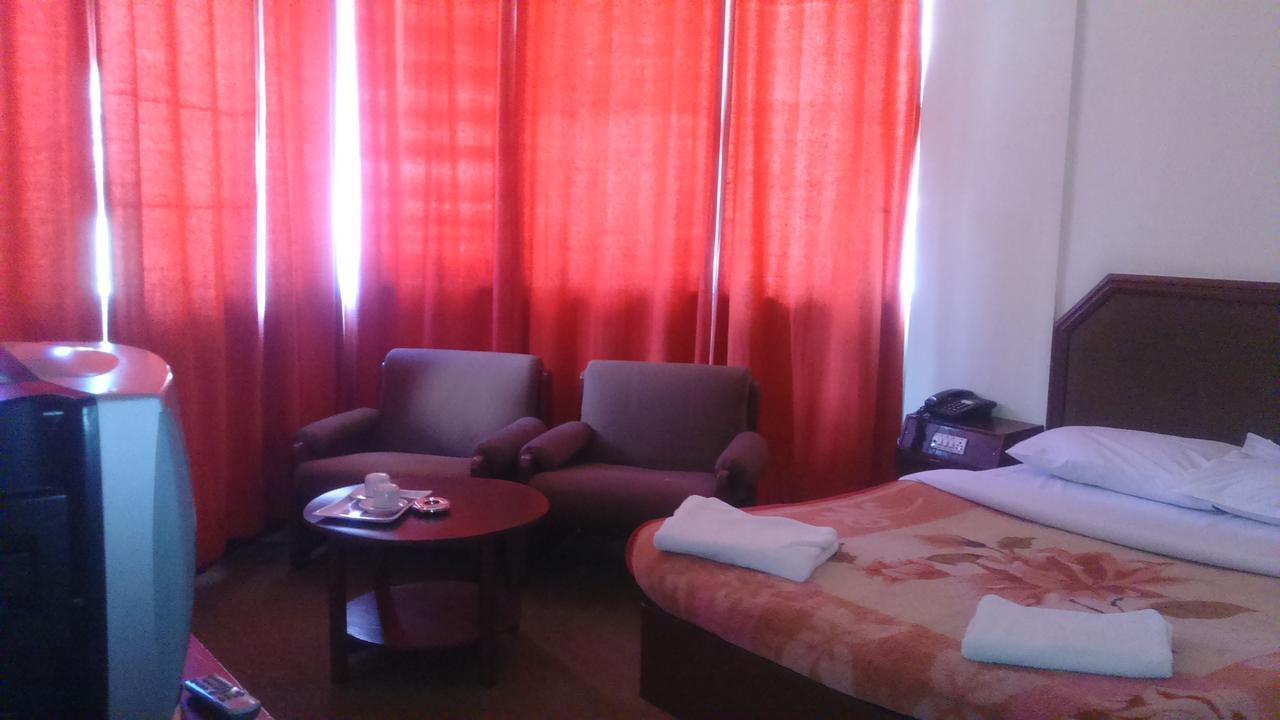 Hotel Blue Hills International Уті Екстер'єр фото