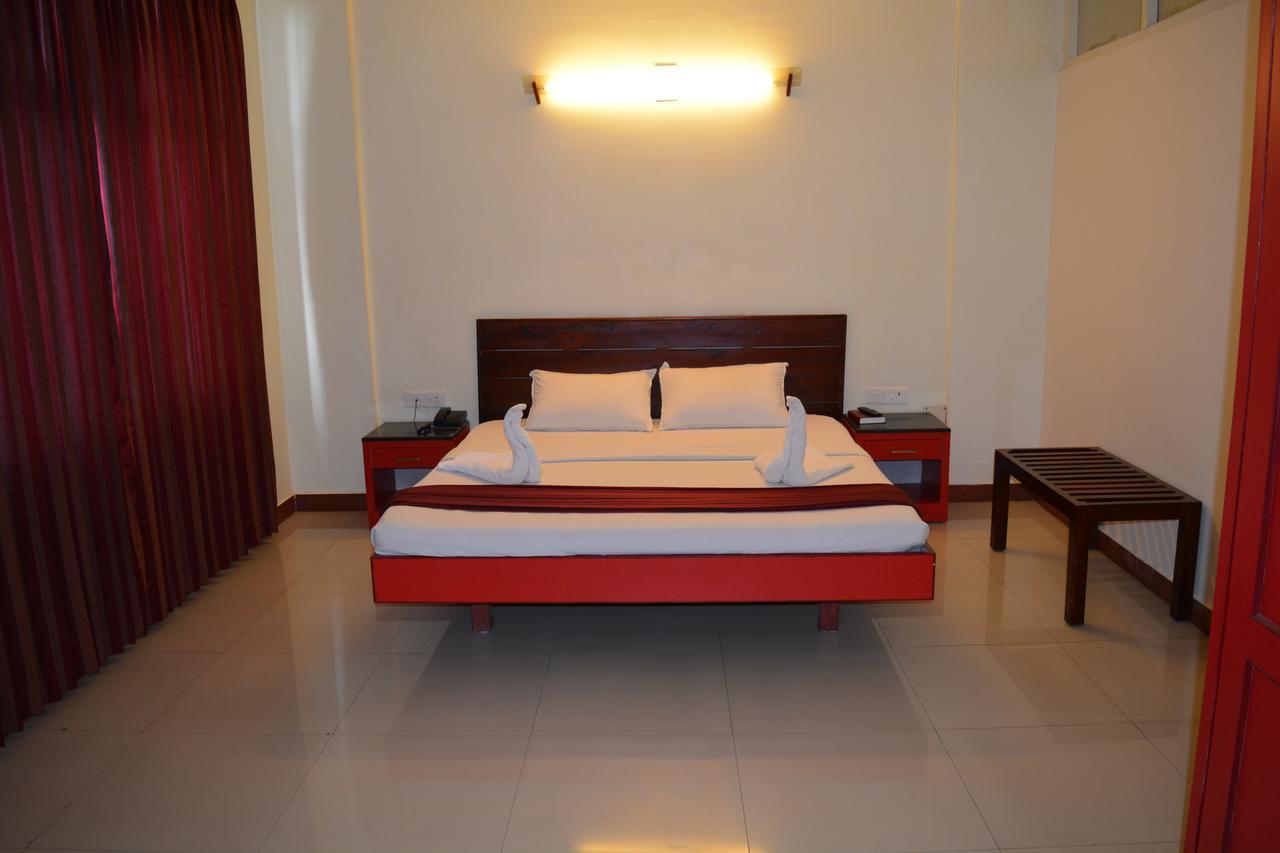 Hotel Blue Hills International Уті Екстер'єр фото
